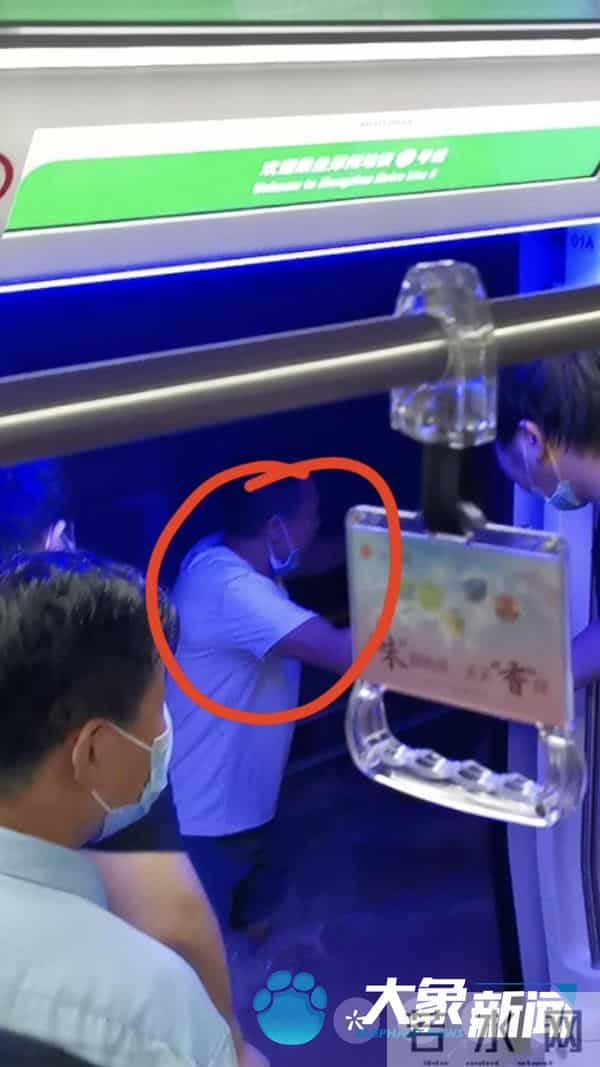 女游客卷入电动步道腿被夹断