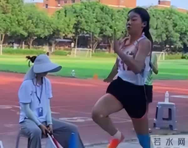 六年级女生跳出4米93
