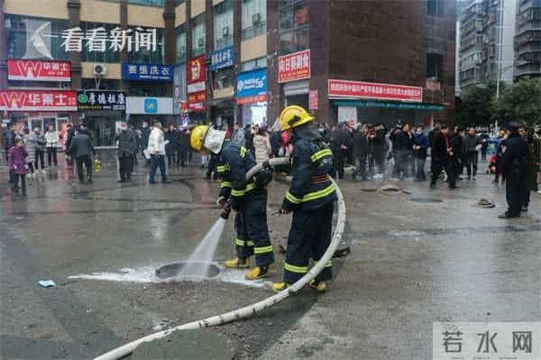 男童放鞭炮炸飞三个井盖连砸两车