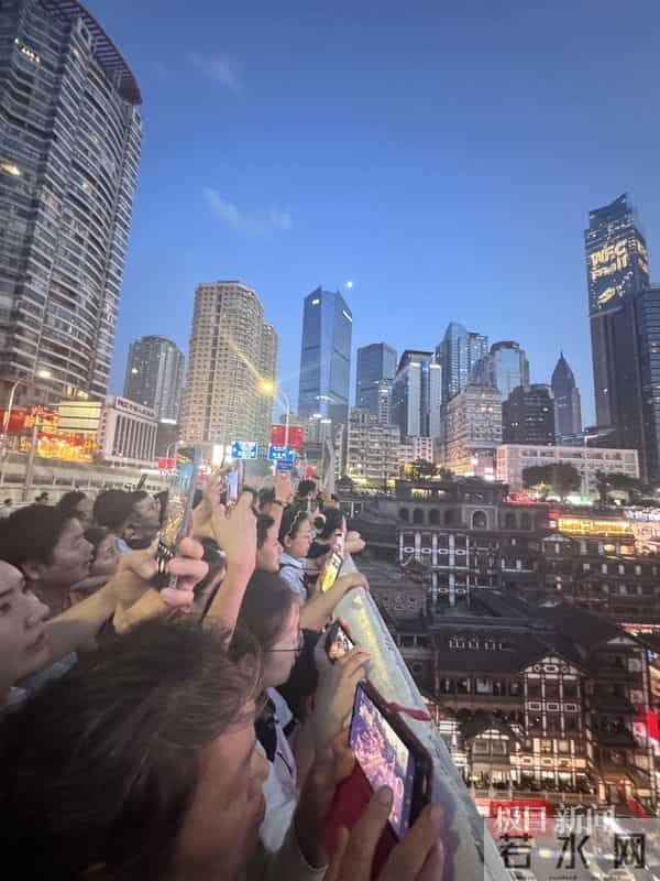 洪崖洞又现封路封桥宠游客