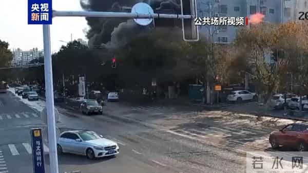 新余火灾现场距学校仅一墙之隔