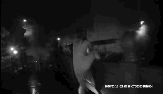 暴雨中给女生送饭