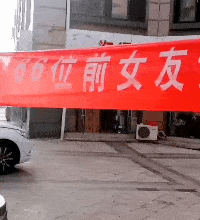 大妈跳广场舞把孩子栓栏杆上