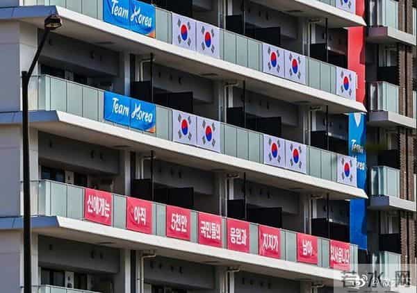 韩国队在奥运村贴抗日标语
