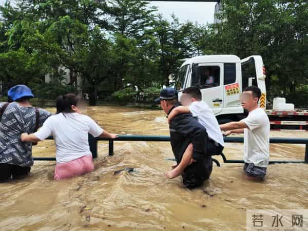 三亚暴雨 市民游客雨中有序做核酸