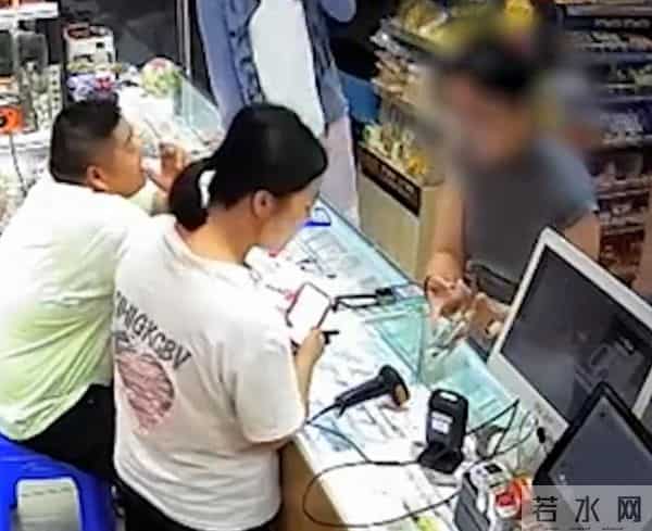 老板帮女子换钱反被要手续费