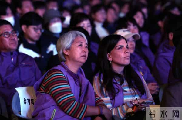 梨泰院遗属推倒花篮