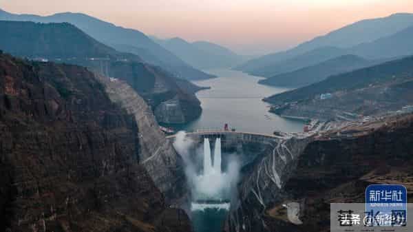 四川乐山大佛脚下河床裸露