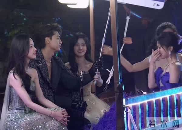 GQ的小船 网友直呼诡异又尴尬