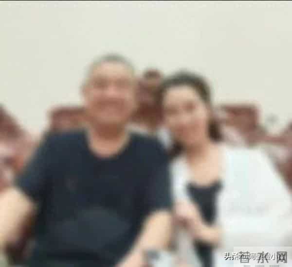 悲痛到抽搐男子妻子已离世