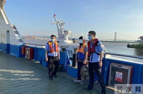 男子为回扬州套游泳圈强渡长江