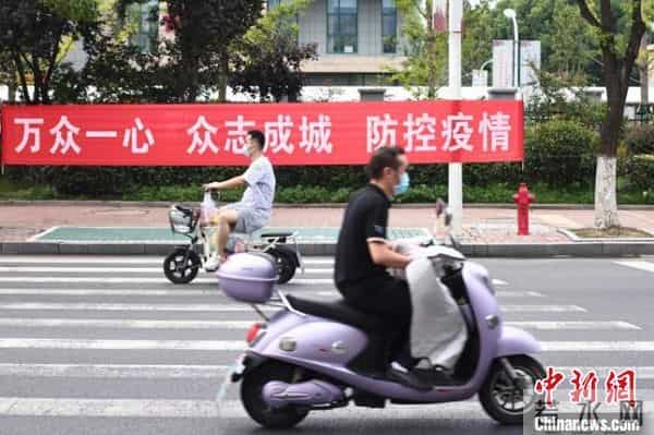 南京禄口街道解封 居民放烟花庆祝