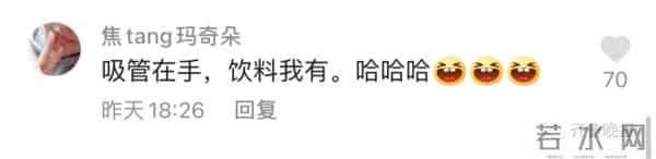 大猩猩自备吸管向游客索要饮料