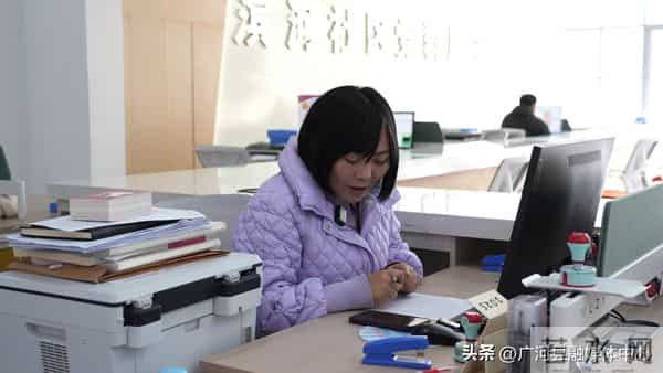 网格员哭到一半工作一来秒变坚强