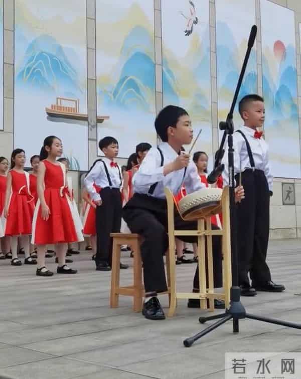 男孩六一表演化身表情包