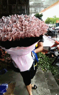 大妈跳广场舞把孩子栓栏杆上