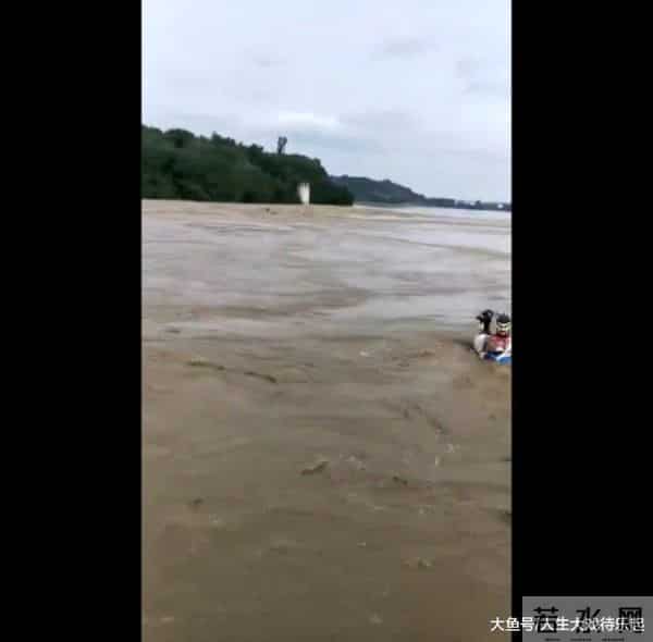 四川南充上演现实版大水冲龙王庙