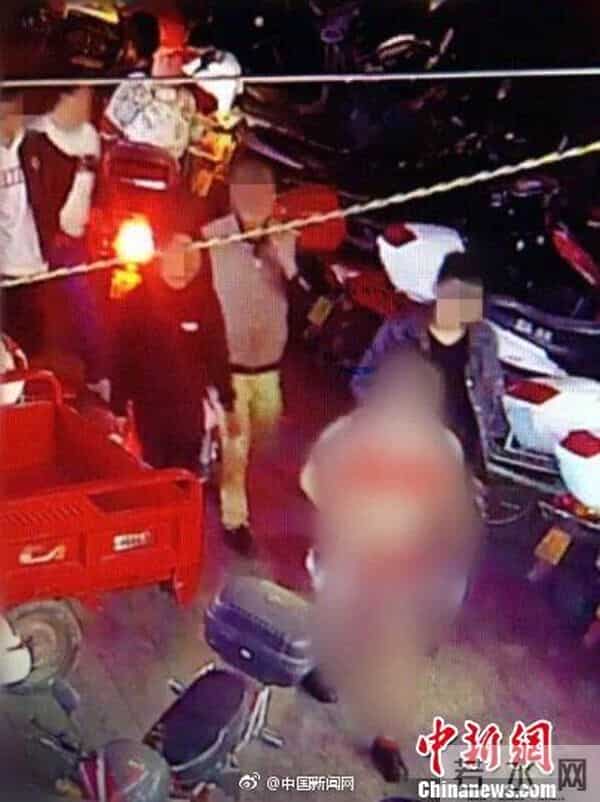 新郎被赤身扔鸡蛋