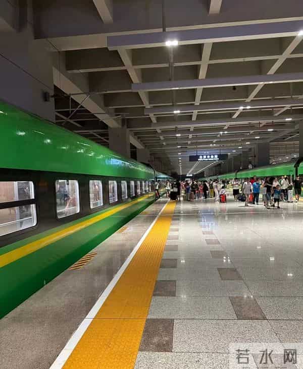 乘客因降雨滞留列车30小时-饿坏了