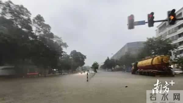 广东暴雨-街头积水市民骑车如渡河