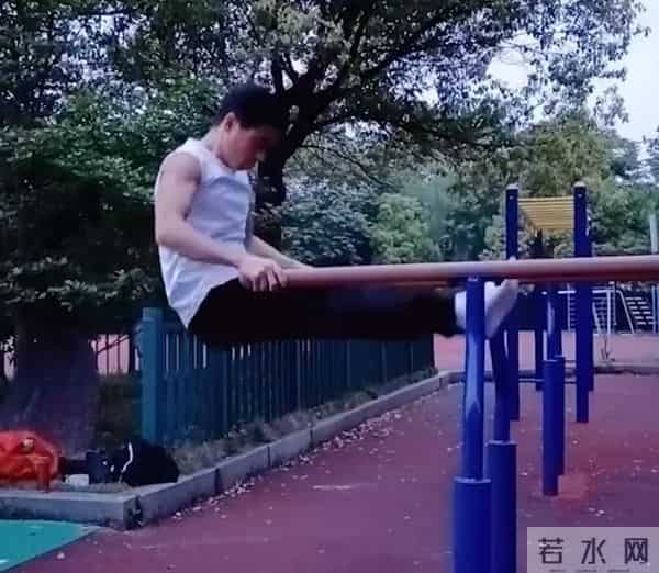 50岁卖鱼大叔身材管理堪比明星