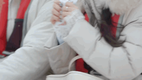 四川地震瞬间女幼师冲回屋救人