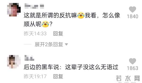 男子雨天骑摩托等红灯时洗头