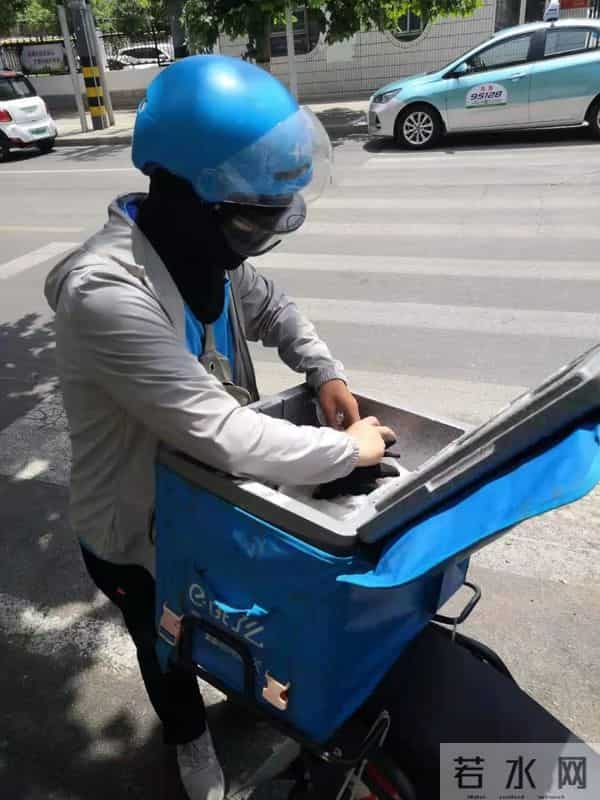 开豪车男子踢翻外卖小哥电动车