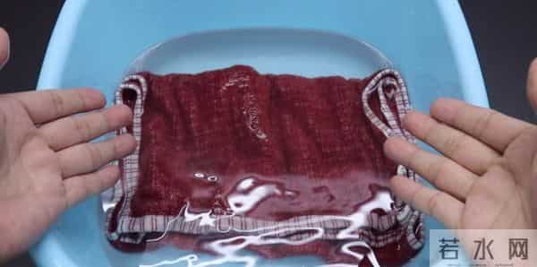 女子行业会议上怒揭化妆品补水谎言