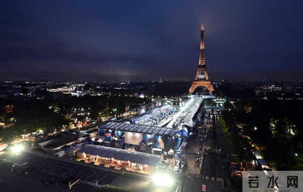 LADYGAGA像火烈鸟一样窜出来