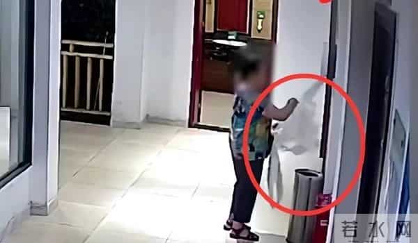 大妈们排队狂抽厕纸