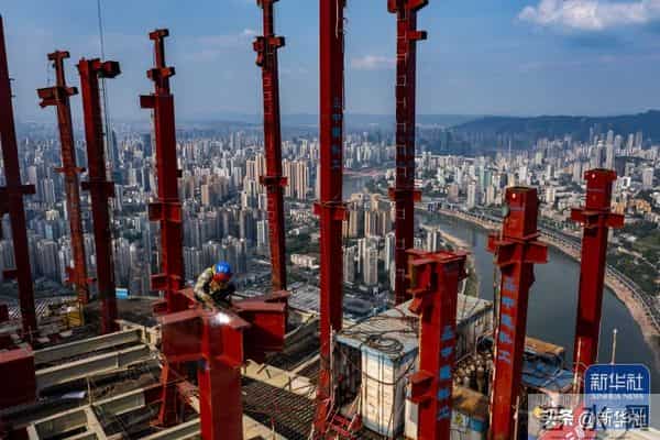 四川乐山大佛脚下河床裸露