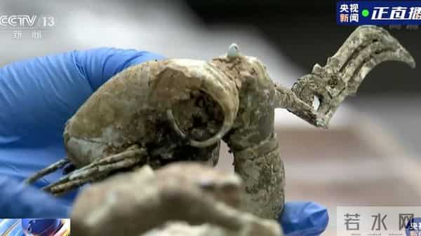 三星堆出土青铜小立人翘着兰花指