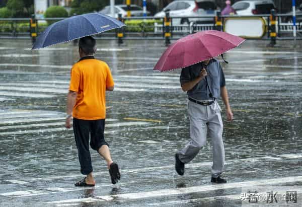 台风登陆海南-暴雨下市民艰难行走