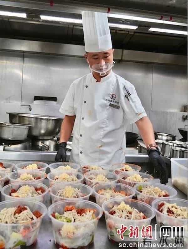 月售3000多单的网红外卖 厨房看吐了