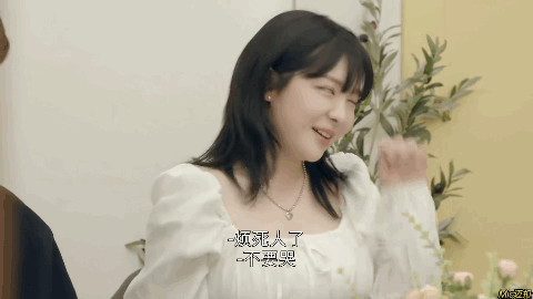 四川地震瞬间女幼师冲回屋救人