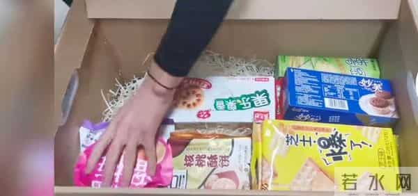 女生收到男友礼物打开全是拉菲草