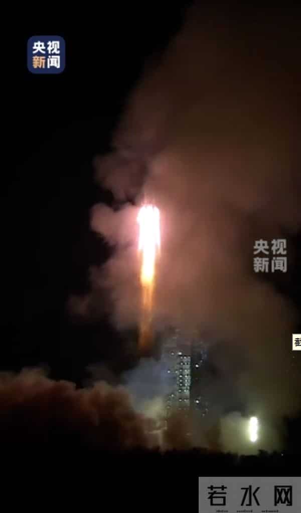 神十八点火瞬间航天员齐刷刷敬礼