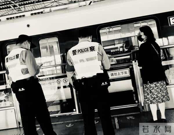 饭店厕所隔间门设计成冰箱门