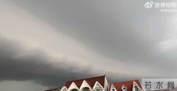上海现弧状积雨云