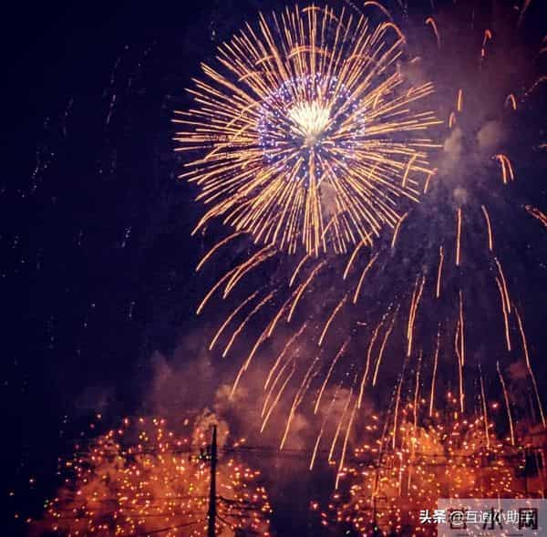 摄影师拍1000余张图记录烟花过境