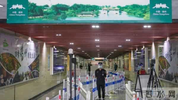 扬州老人向检测点志愿者吐痰