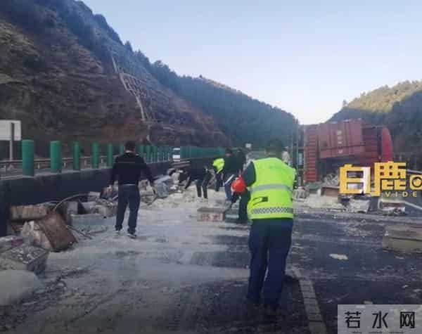 货车侧翻7吨臭豆腐横撒高速