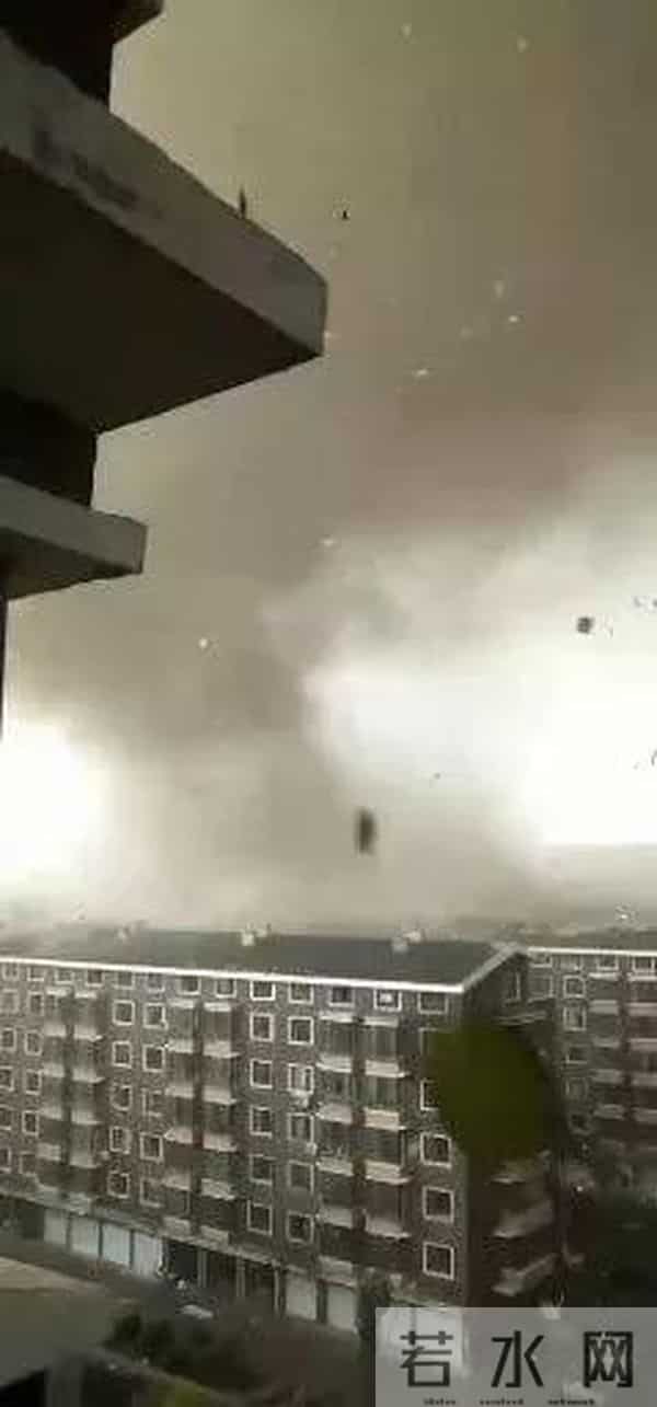 辽宁突发龙卷风 事发地在居民区附近