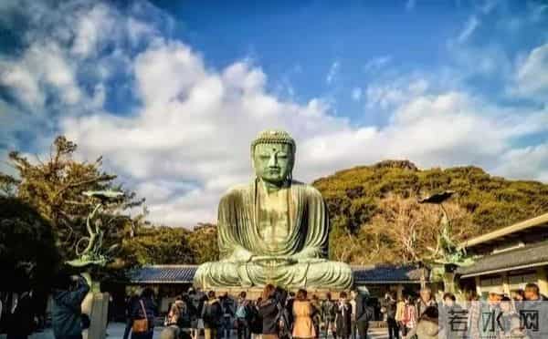 游客借位拍照与大佛击掌