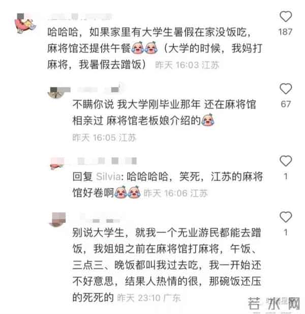 2岁女孩把蛇干当玩具吓跑妈妈