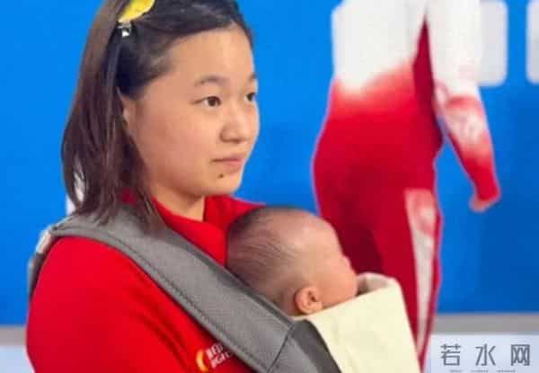 失去双臂的她靠欢呼表达激动