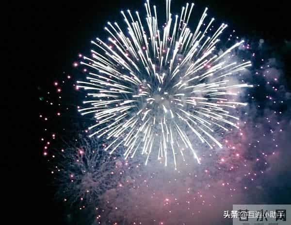 摄影师拍1000余张图记录烟花过境