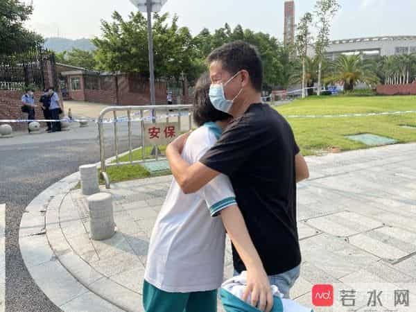 第一位出来的考生大喊勇士总冠军