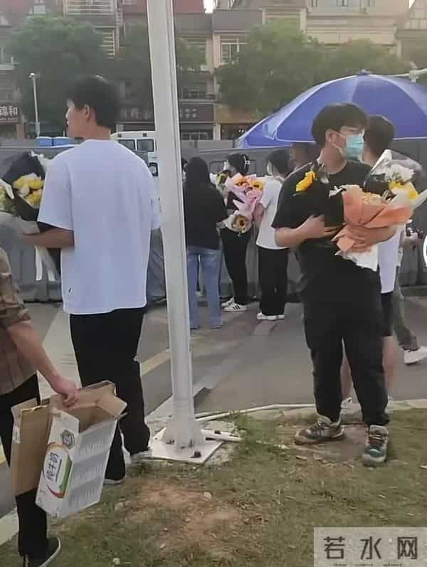 长沙学生自发前往倒塌事故地献花